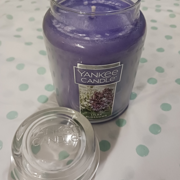 NWT! YANKEE CANDLE (Lilac Blossom, 22oz) - Picture 4 of 7